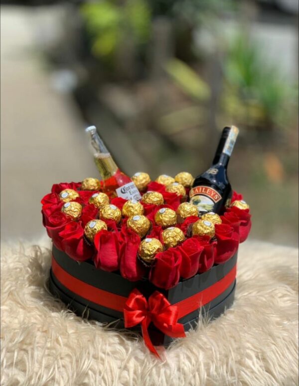 Caja corazón con bailys, ferreros rocher y corona!