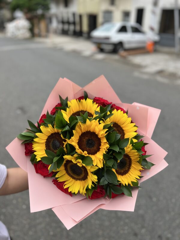 Boquet girasoles y rosas 🌻🌹 - Image 3