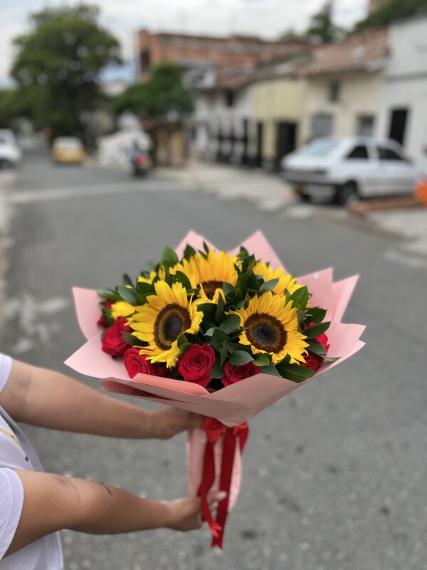 Boquet girasoles y rosas 🌻🌹 - Image 2