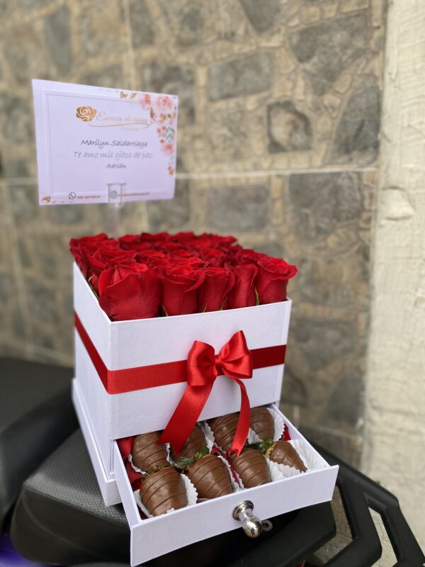 Caja cofre, rosas y fresas 🍫🍓