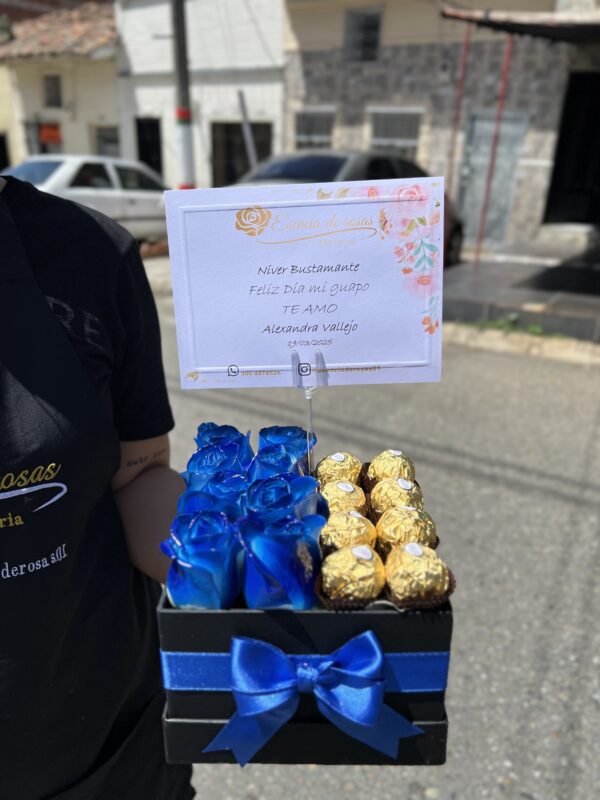 Cajita rosas azules + chocolates Ferrero rocher 💙 - Image 2