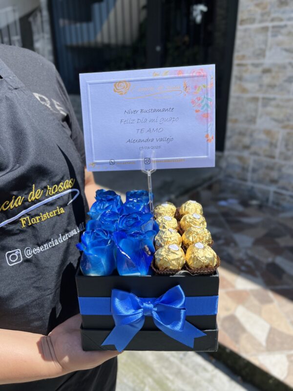 Cajita rosas azules + chocolates Ferrero rocher 💙